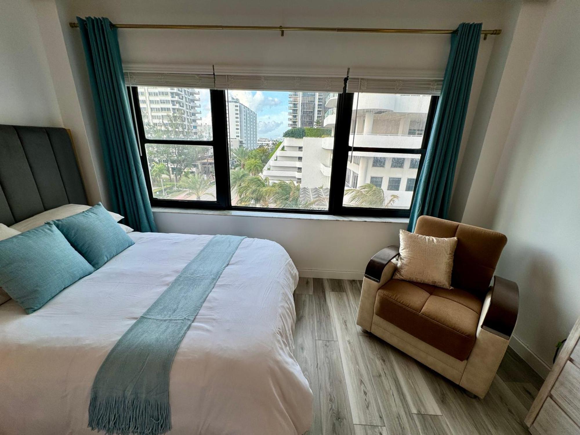 Directly On The Beach With Pool & Parking 마이애미 비치 외부 사진