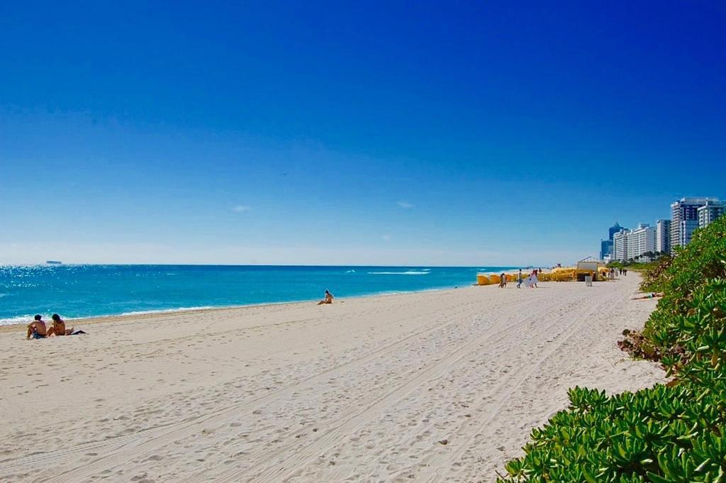 Directly On The Beach With Pool & Parking 마이애미 비치 외부 사진