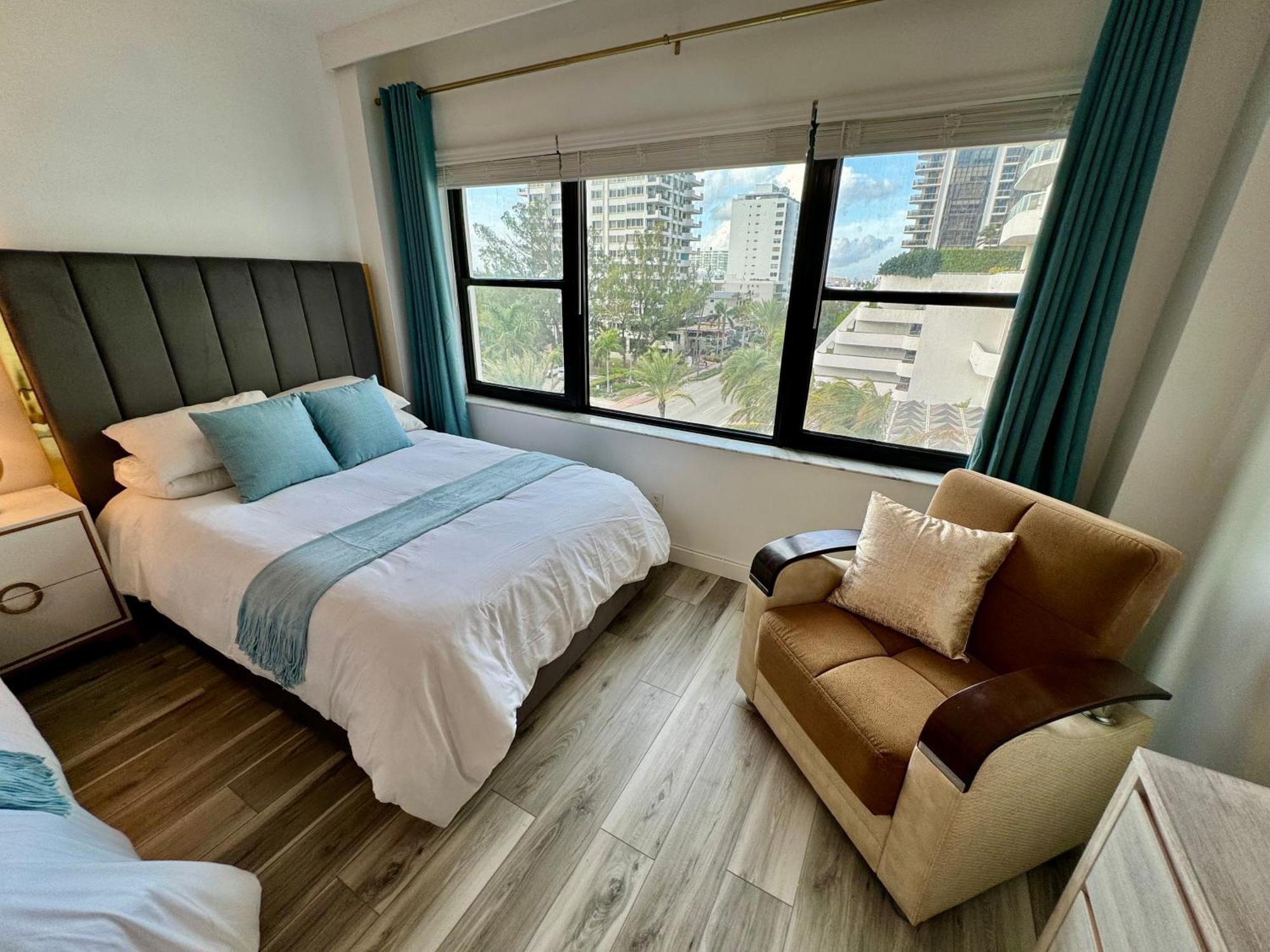 Directly On The Beach With Pool & Parking 마이애미 비치 외부 사진