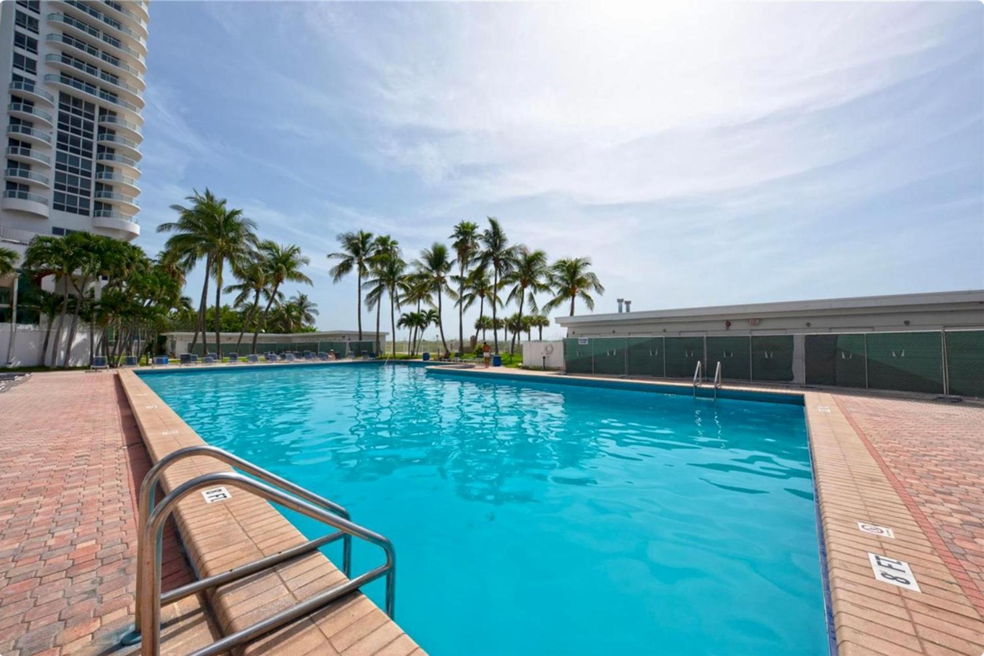 Directly On The Beach With Pool & Parking 마이애미 비치 외부 사진